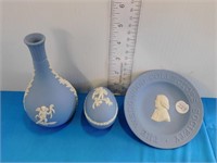 3 PIECES WEDGWOOD - PLATE , BUD VASE, EGG