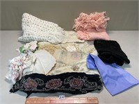 MIXED LOT OF LINENS