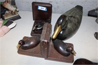 4 WOODEN DUCK BOOK ENDS & WOODEN DUCK  WITH BRASSE