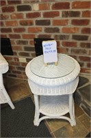Round Wicker Table/19" x 24"