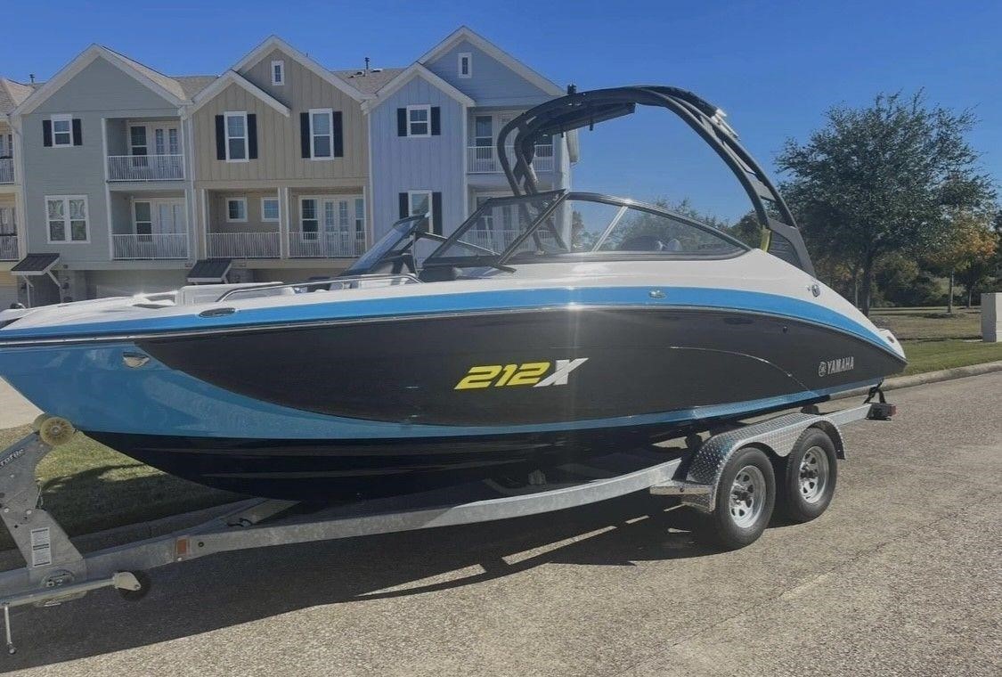 LIKE NEW ONE OWNER YAMAHA TWIN ENG WAKE BOARD BOAT