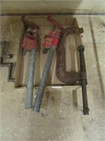 BOX: ASSORTED CLAMPS, 'C' & PIPES