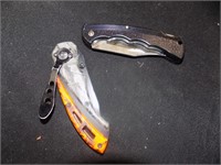 2 pocket knives