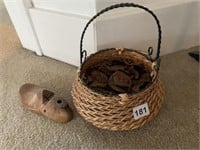 BASKET WITH WOODEN SHOE FORM
