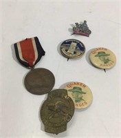 Vintage Buttons and a Medal M16D