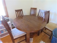 ROUND DINING ROOM TABLE WITH 6 CHAIRS, HAS A BUILT