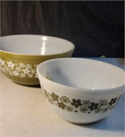 2 Pyrex mixing bowls 1.5 and 2.5 quarts