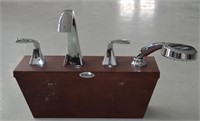 New Moen Kitchen Faucet Set (Display Model)