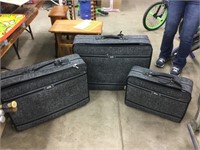 3 pc luggage set.  Clean and in excellent