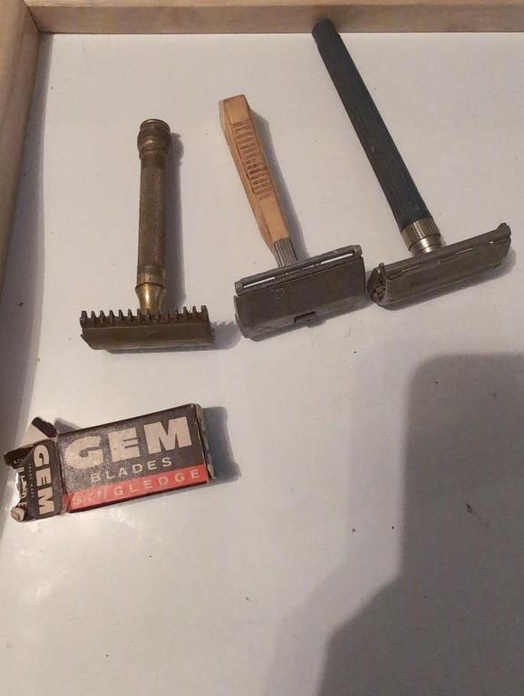 3 vintage razors and blades