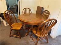 Wooden Round Kitchen Table w/ 4 Chairs & 1 Leaf