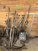 Large pile of hand tools (24)
