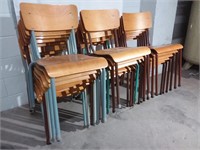 22 chaises de d'écoliers