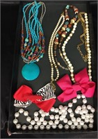BOWS / BAUBLES & BEADS / JEWELRY L0T