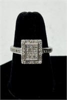 Beautiful 10K Diamond Ring-3.1g TW