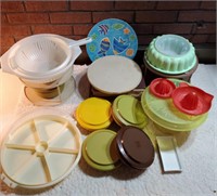 Assorted mid-century tupperware