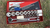 18 PC 3/4” drive socket set & metal tool box/hand