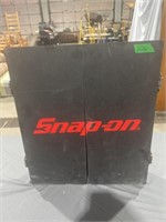 Snap on dart board