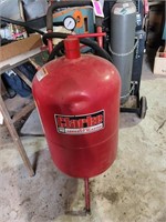 Clarke 20 gallon abrasive blaster, works