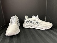 Size 8/9.5 men’s shoes white