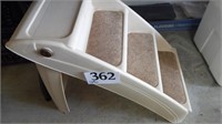 PLASTIC PET STEPS 20 IN HIGH
