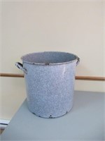 Large Enameled Pot / Grand pot émaillé
