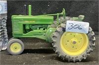 1/16 SCALE JOHN DEERE A DIE CAST TRACTOR