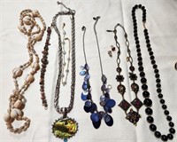 T - LOT OF COSTUME JEWELRY NECKLACES (W25)