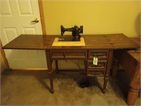 Singer sewing machine w/ foot pedal in table