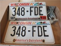 (2) WI LICENCE PLATES + BRACKETS