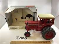 INTERNATIONAL 1566 TOY TRACTOR 1/16 scale