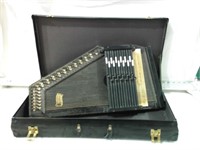 AUTOHARP IN CARRY CASE & STRUNG
