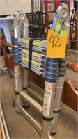 Adjustable extending ladder