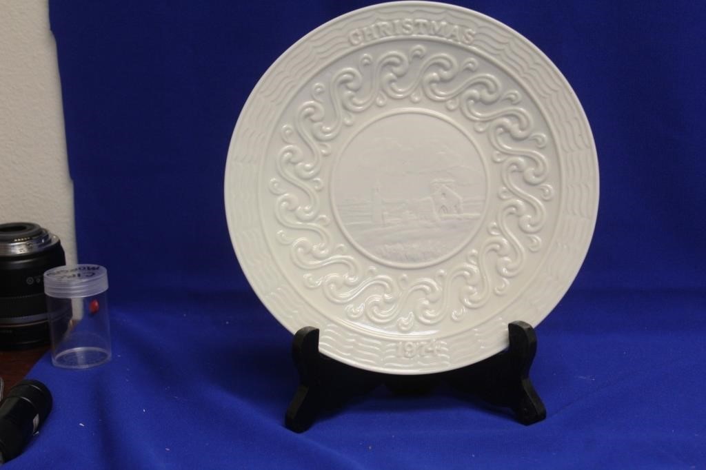 A Belleek 1974 Christmas Plate