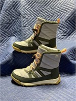 SOREL YOUTH BOOTS SZ. 4 ***APPEARS NEW, MAY HAVE