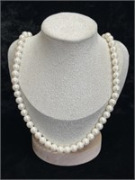 Vintage pearl necklace with screw clasp