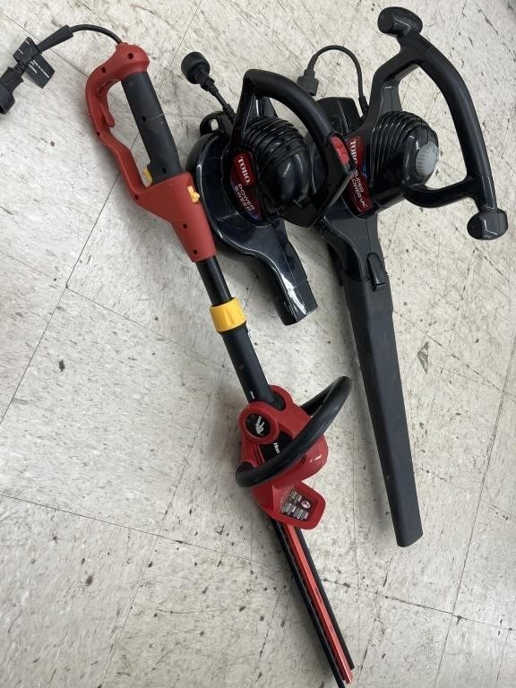 2 Toro Electric Leaf Blowers / Himelite Hedge