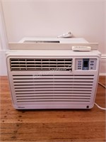 WINDOW AIR CONDITIONER