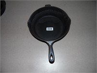 CAST IRON SKILLET MEASURING 11 INCHES