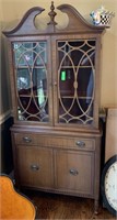 VTG FEDERAL EARLY AMERICAN CHINA CABINET