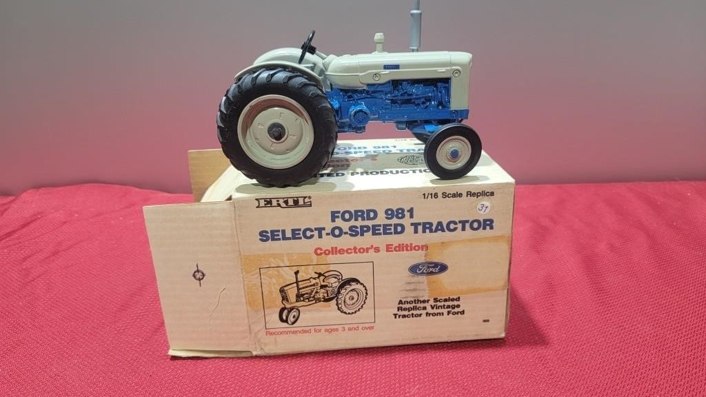 Nib ertl ford diecast tractor