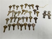 Mixed Lot Of Vintage Keys