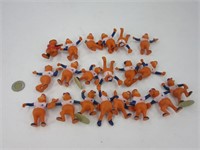 Plusieurs figurines de Youppi des Expos de