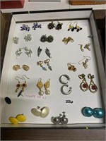 COSTUME JEWELRY -EARRINGS