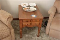 End table, 2 white dishes