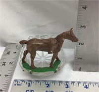 F12) VINTAGE HORSESHOE GLASS ASHTRAY WITH BROWN