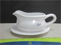 WHITE SAUCE BOAT + UNDERPLATE