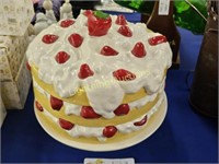 STRAWBERRY SHORTCAKE CAKE PLATE WITH CERAMIC LID