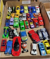 APPROX 38 DIE CAST AND PLASTIC TOY CARS