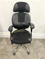 BLACK SWIVEL ADJUSTABLE OFFICE CHAIR